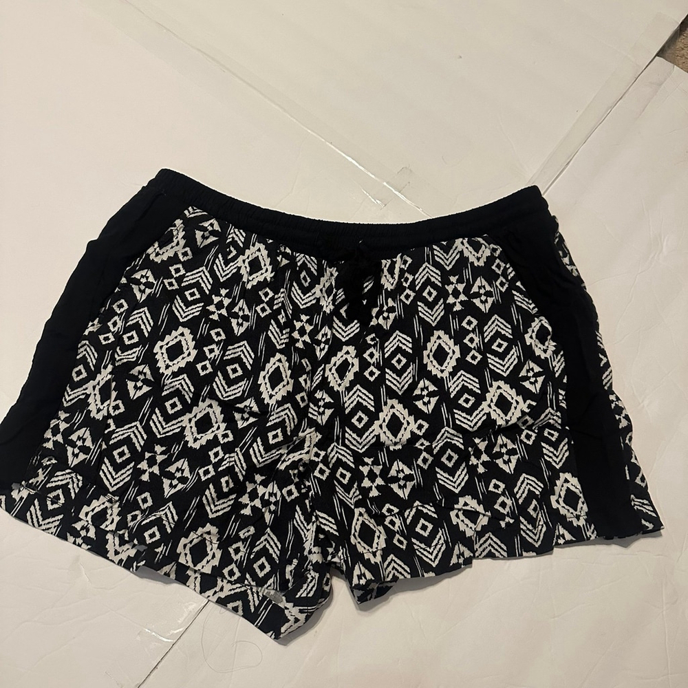 Black and White Patterned Women's Shorts Tribal Aztec Graphic Retro